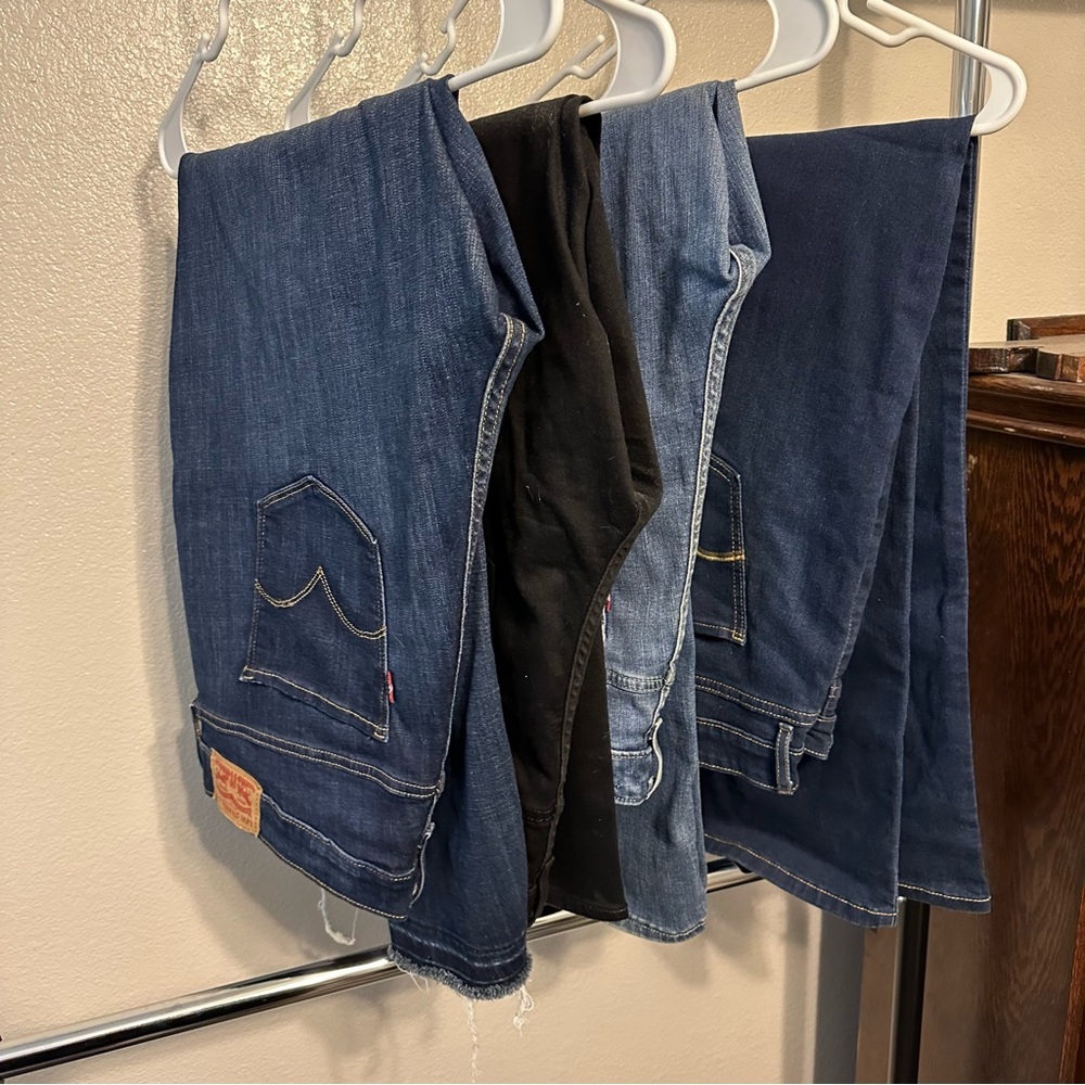 LEVI’S WOMEN’S SIZE 24 LOT